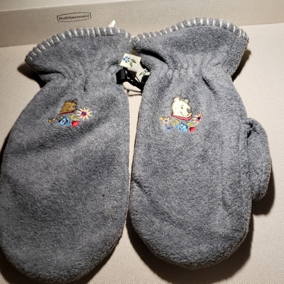 Disney pooh fleece mittens